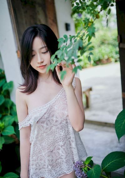 她从火光走来